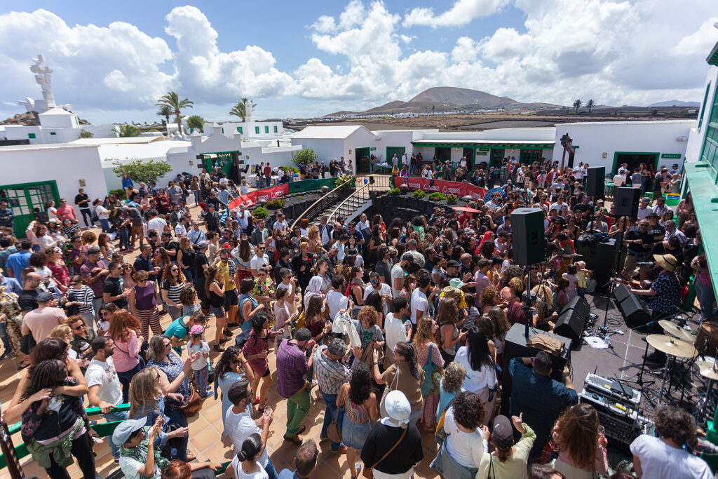 El Kanka derrocha arte y hace saltar al público de Sonidos Líquidos